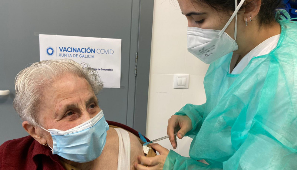 Una mayor de 80 años vacunada contra el coronavirus en un centro del SERGAS en Santiago