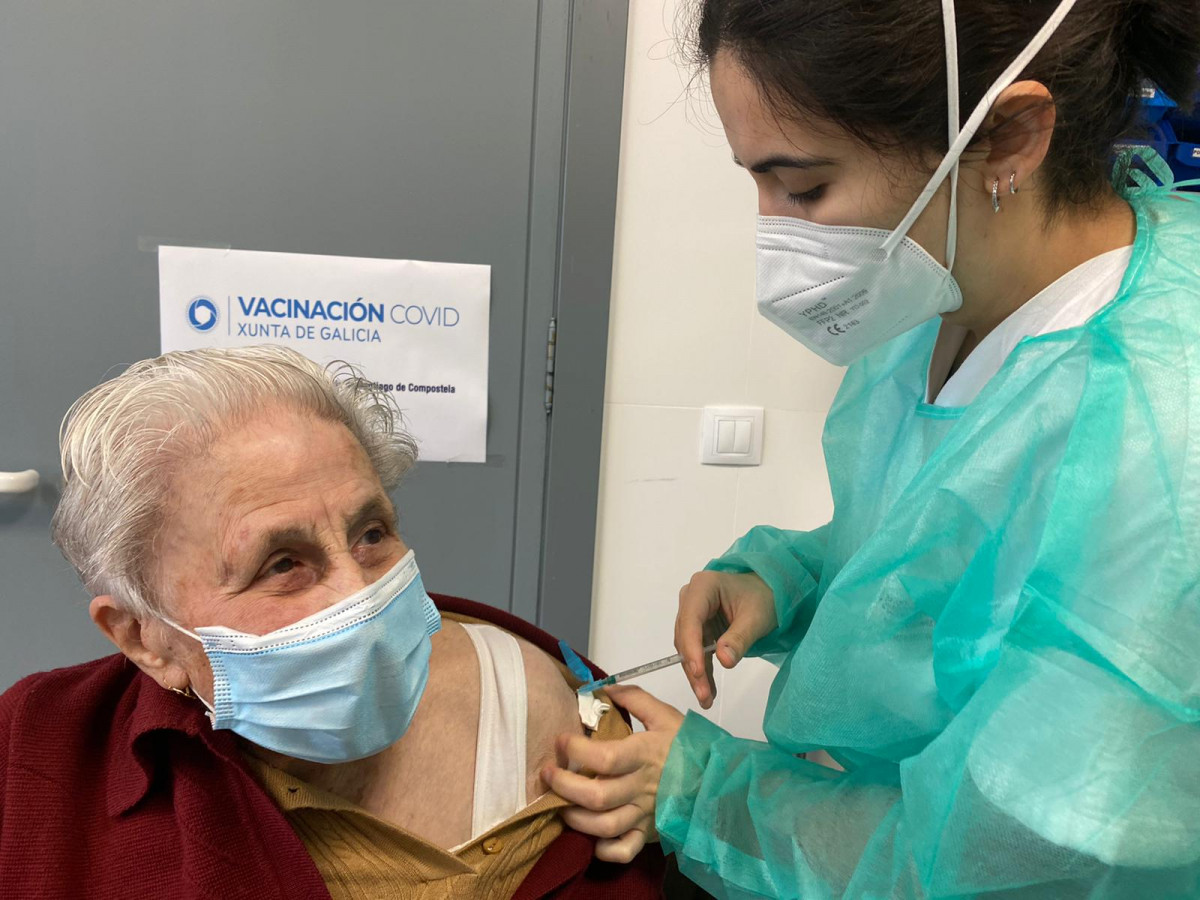 Una mayor de 80 años vacunada contra el coronavirus en un centro del SERGAS en Santiago