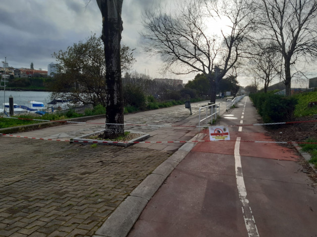 El paseo de Bouzas, en Vigo, cerrado a los peatones ante el aviso de fuertes vientes y oleaje por la borrasca 'Karim'.