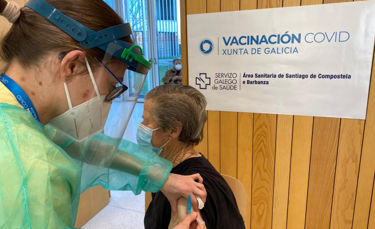 Algunos profesores gallegos empezarán a vacunarse esta semana, adelanta Alberto Nuñez Feijóo