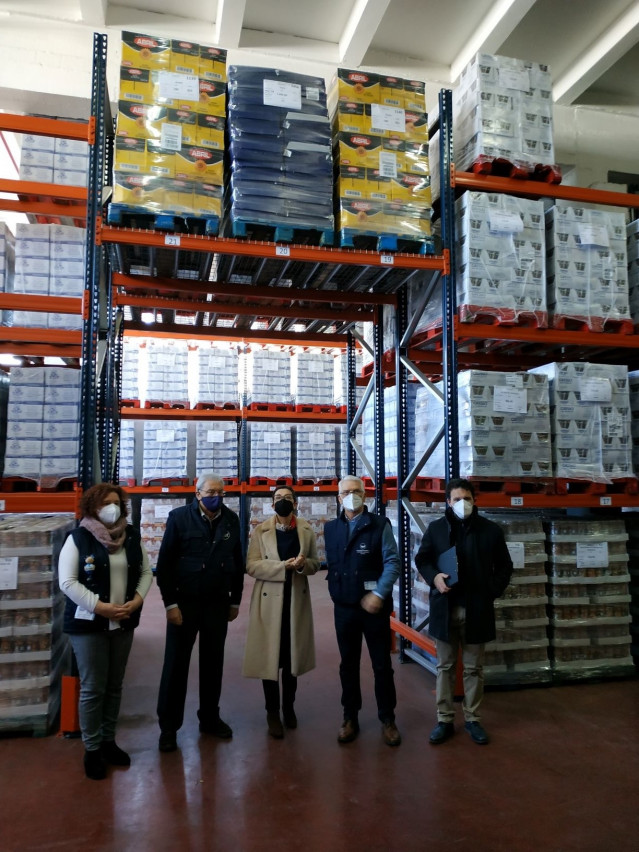 La subdelegada del Gobierno en la provincia de Pontevedra (centro), Maica Larriba, visita a las instalaciones del Bando de Alimentos en Vigo.