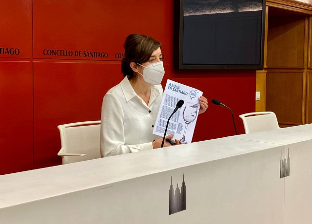 Marta Lois (Compostela Aberta) en rueda de prensa.