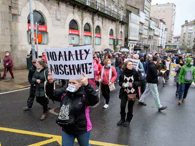 Varias personas participan en una manifestación contra la conocida como ‘Ley Auschwitz’