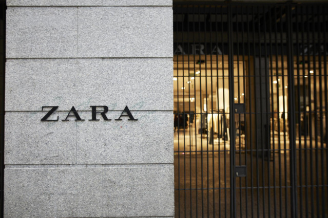 Archivo - Fachada y letrero del primer local de Zara que abrió en la capital junto a la Puerta del Sol, en Madrid, (España), a 14 de noviembre de 2020. El local, perteneciente a la multinacional Inditex, ha decidido echar el cierre a esta tienda, propieda