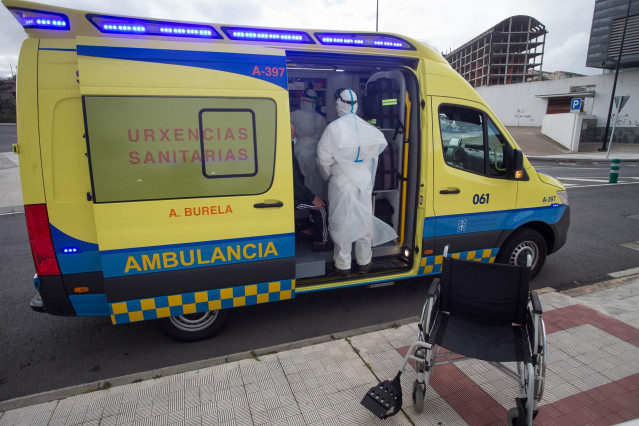 Archivo - Un trabajador sanitario totalmente protegido ayuda a subir a la ambulancia a un anciano de la residencia de ancianos de San Cibrao donde se ha originado un brote de Covid-19, en San Cibrao, Lugo, Galicia, (España), a 9 de noviembre de 2020. En e