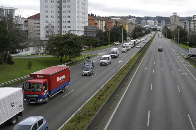Varios vehículos participan en una caravana de protesta convocada por el sector hostelero en A Coruña