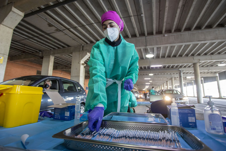 Los sanitarios no vacunados recibirán su dosis al reincorporarse al trabajo, a diferencia de los profesores