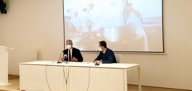 El director de la Fundación Monte do Gozo, Ramón Gómez Crespo, y el director de Lapizka, Cristian Nocito, firman el acuerdo para la formación en labores de cocina de los usuarios de Proyecto Hombre