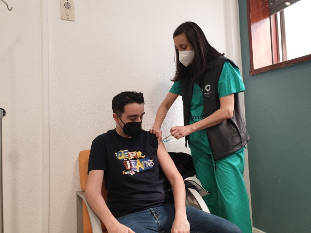 Docente del Colegio Víctor López Seoane de A Coruña vacunado contra la Covid-19