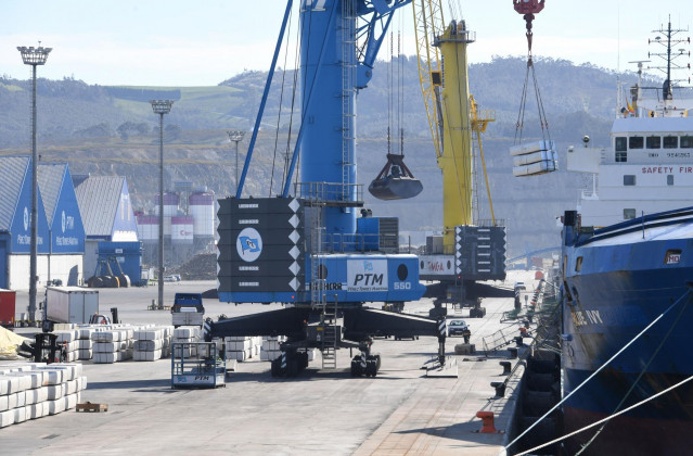 Archivo - Instalaciones del puerto exterior de A Coruña, en Punta Langosteira