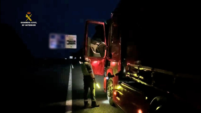 Control de conducción y descanso de un camión realizado por la Guardia Civil en As Pontes (A Coruña).