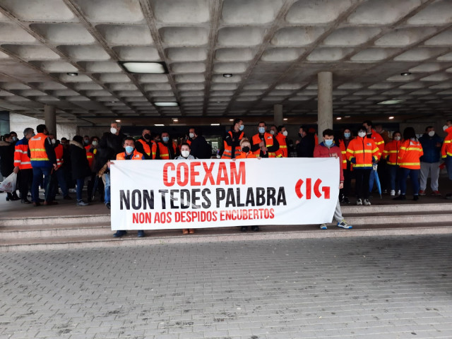 Protesta en Santiago por despido de trabajadores de la empresa adjudicataria del servicio del 061 en la zona de O Barbanza.