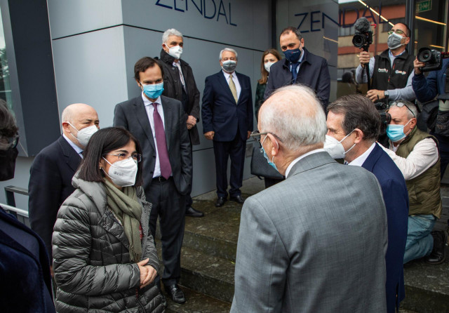 La ministra de Sanidad, Carolina Darias, a su llegada a la planta de Biofabri, del grupo Zendal, en O Porriño (Pontevedra), que ha visitado el 25 de febrero de 2021.