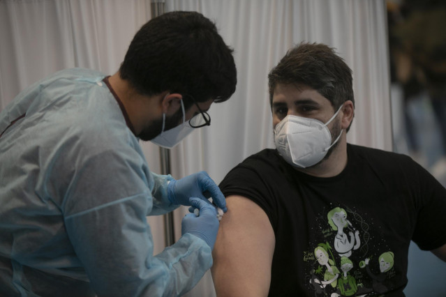 Profesionales de Educación reciben la primera dosis de la vacuna AstraZeneca en las instalaciones del SADUS en Los Bermejales. En Sevilla, (Andalucía, España), a 25 de febrero de 2021.