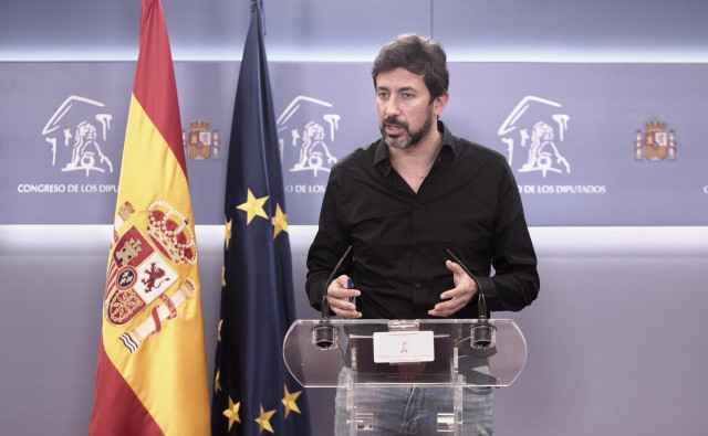 El diputado de Galicia en Común, Antón Gómez-Reino, responde a los medios en una rueda de prensa de la Junta de Portavoces convocada en el Congreso de los Diputados, en Madrid, (España), a 2 de febrero de 2021.