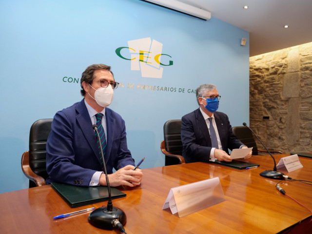 El presidente de la CEOE, Antonio Garamendi (i), y el presidente de la Confederación de Empresarios de Galicia (CEG), Juan Manuel Vieites (d), ofrecen una rueda de prensa antes de participar en un encuentro empresarial, en Santiago de Compostela.