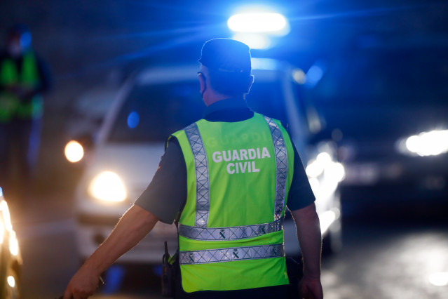 Archivo - Un agente de la Guardia Civil participa en octubre en un control de movilidad en Madrid por las medidas para prevenir la Covid-19