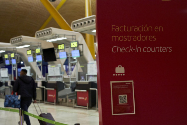 Interior de la terminal T4 del Aeropuerto Adolfo Suárez Madrid-Barajas el mismo día en que se restringen los vuelos procedentes de Brasil y Sudáfrica, en Madrid, (España), a 3 de febrero de 2021. Esta restricción, impuesta por el Gobierno de España desde