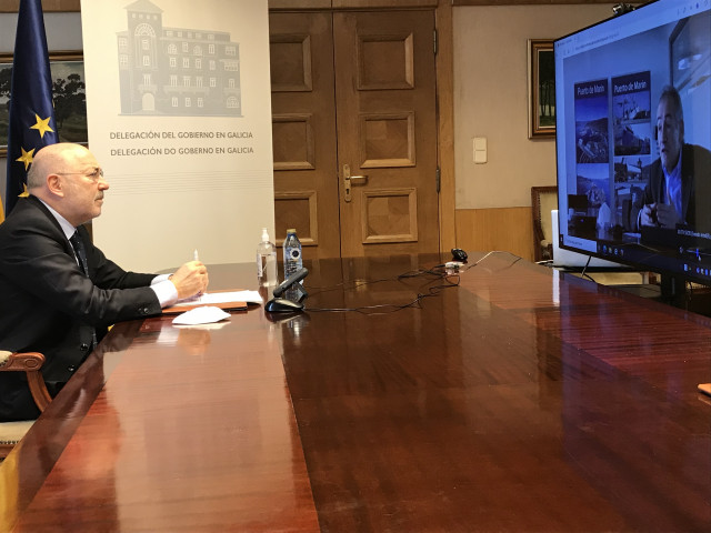 El delegado del Gobierno en Galicia, Javier Losada, en una reunión con el presidente de la Autoridad Portuaria de Marín y Ría de Pontevedra, José Benito Suárez