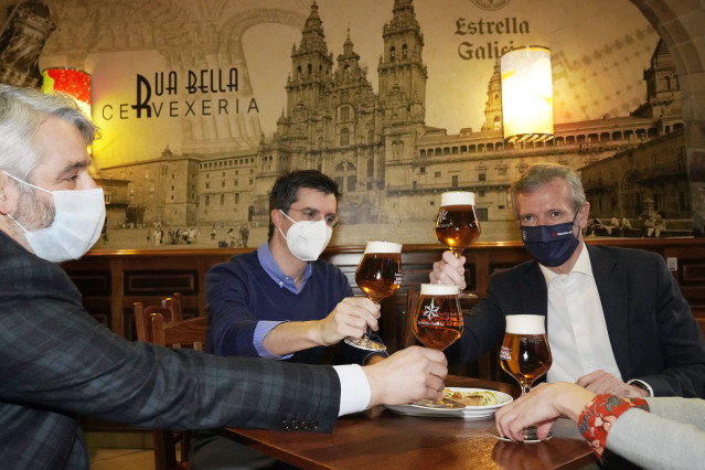 El conselleiro de Turismo, Alfonso Rueda Valenzuela toma una cerveza en la cervecería Rua Bella durante el primer día de la apertura parcial de la hostelería en Santiago de Compostela, A Coruña, Galicia (España), a 26 de febrero de 2021.