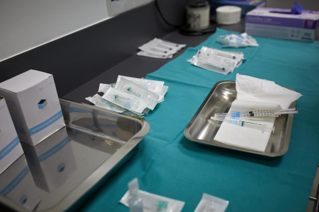 Varios viales preparados para aplicar la vacuna de Pfizer contra la COVID-19 en el Centro de Salud Andrés Mellado, en Madrid (España), a 25 de febrero de 2021. La Comunidad de Madrid ha empezado a vacunar este jueves contra el coronavirus a los más de 350