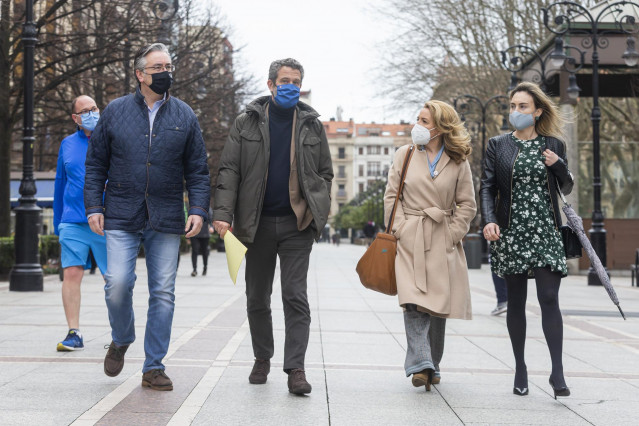 Encuentro de la presidenta del PP de Asturias, Teresa Mallada, el vicesecretario de Participación, Jaime de Olano, con Pablo González y Cristina Villanueva, del PP de Gijón.