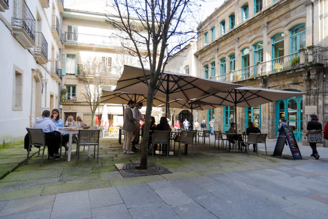 Varias personas en la terraza de un restaurante durante el primer día de la apertura parcial de la hostelería en Vigo, Pontevedra, Galicia (España), a 26 de febrero de 2021. La Xunta de Galicia reabre desde hoy parcialmente la hostelería y la movilidad en