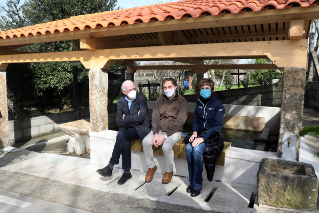 La directora de Turismo de Galicia, Nava Castro, visita un lavadero restaurado en Teo