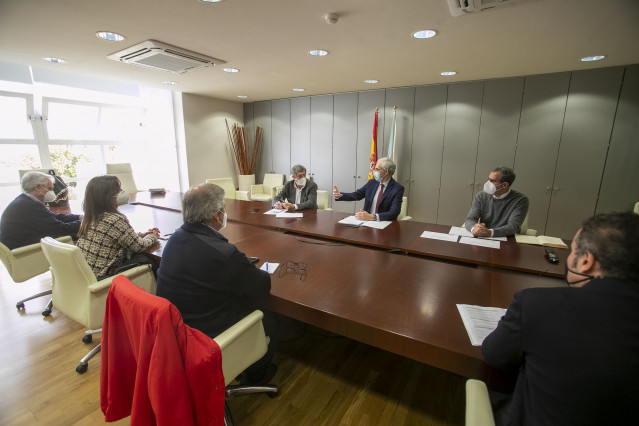 El vicepresidente segundo de la Xunta, Francisco Conde, mantiene una reunión con la Federación Galega de Comercio