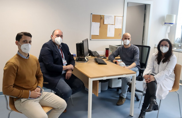 El doctor Olivares (segundo por la izquierda), con parte del equipo de la nueva unidad de prevención del suicidio del Área Sanitaria de Vigo