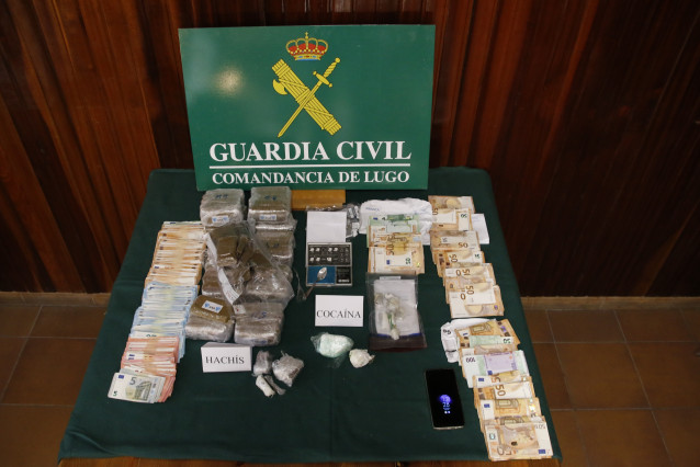 Efectos intervenidos en una operación de la Guardia Civil que ha desarticulado una red de tráfico de drogas en A Mariña lucense.G