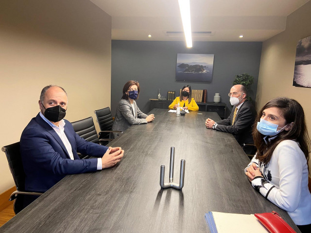 El delegado de Zona Franca de Vigo, David Regades, y responsables de la empresa BETA Implants, firman en una notaría de Ponteareas la concesión de 2.500 metros cuadrados en la Plisan para este proyecto.