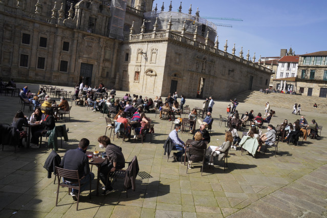 Terrazas de restaurantes llenas de gente durante el segundo día de la apertura parcial de la hostelería en Santiago de Compostela, A Coruña, Galicia (España), a 27 de febrero de 2021.