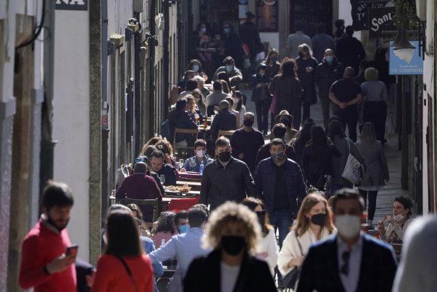 Terrazas de restaurantes llenas de gente durante el segundo día de la apertura parcial de la hostelería en Santiago de Compostela, A Coruña, Galicia (España), a 27 de febrero de 2021.