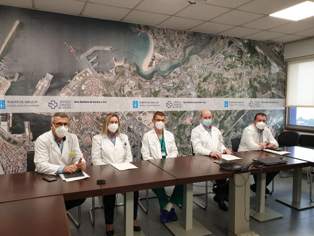 El gerente del área sanitaria de A Coruña, Luis Verde,  presenta, junto a otros responsables médicos, el balance de actividad trasplantadora del Chuac en 2020