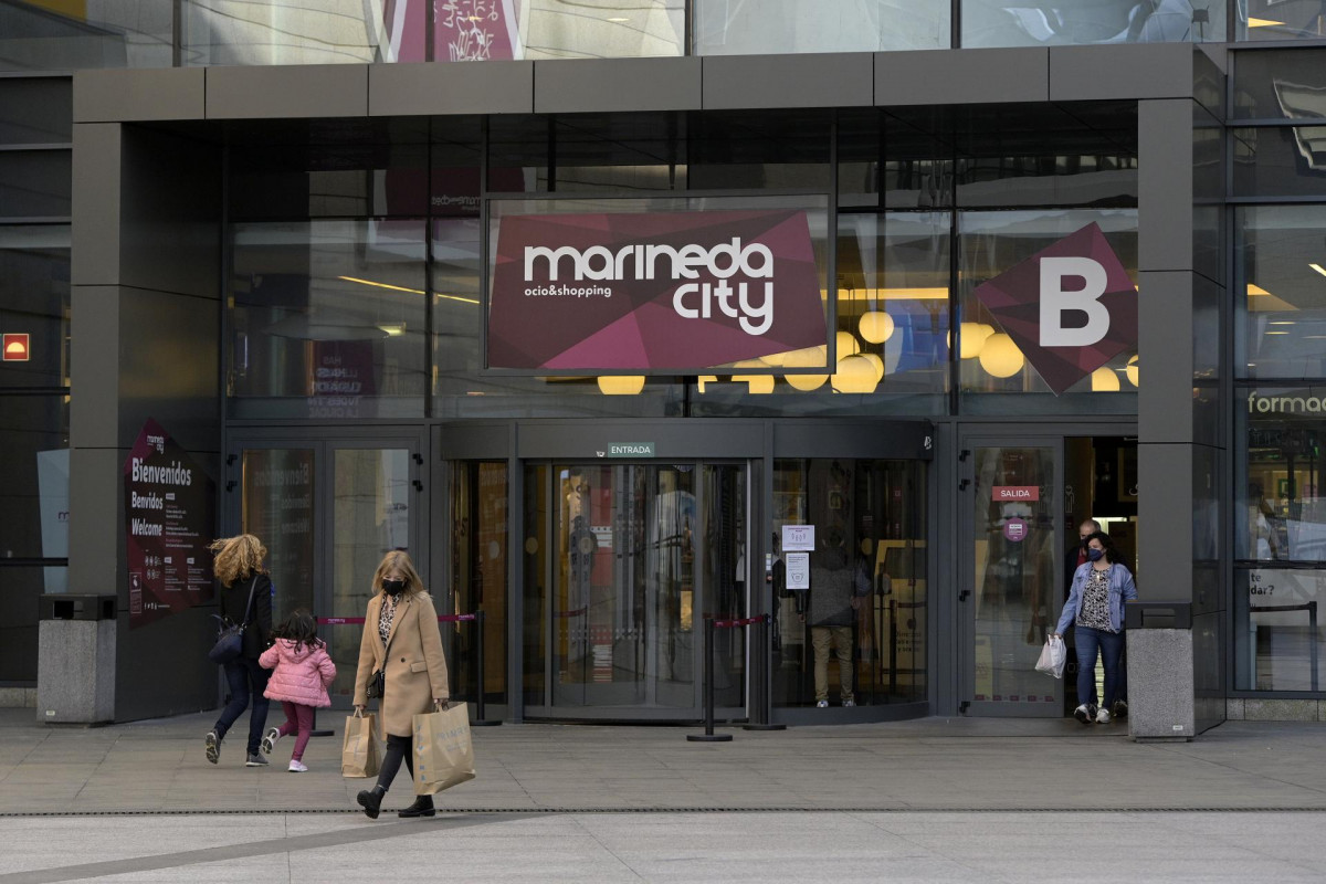 Varias personas en la entrada del centro comercial Marineda durante  la desescalada en A Coruña