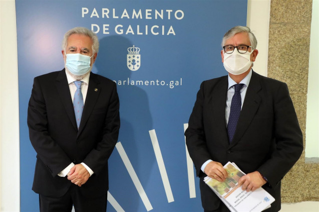 El presidente del Parlamento, Miguel Ángel Santalices, y el presidente de la CEG, Juan Manuel Vieites, en la visita de este último a la Cámara