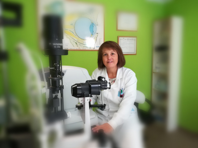 La óptico-optometrista Pilar Moinelo, voluntaria que hace revisiones visuales a presos en Galicia.