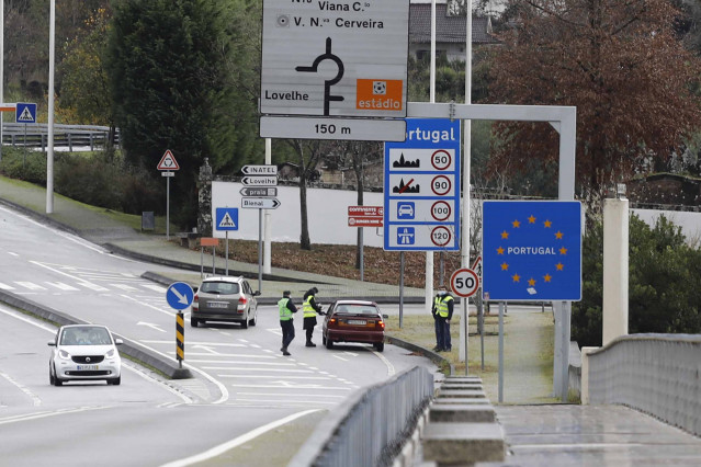 Archivo - Agentes de la Policía portuguesa en la frontera Galicia-Portugal zona de Goián-Vilanova de Cerveira, en Pontevedra