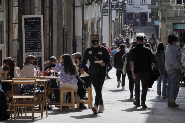 Terrazas de restaurantes llenas de gente durante el segundo día de la apertura parcial de la hostelería en Santiago de Compostelaa 27 de febrero de 2021