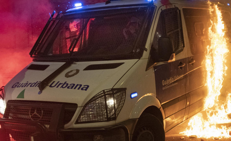 Seis italianos, una española y una francesa a la cárcel acusados de quemar la furgoneta policial de Barcelona