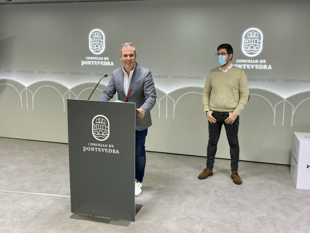 El portavoz del grupo municipal del Partido Popular de Pontevedra, Rafa Domínguez, en rueda de prensa.