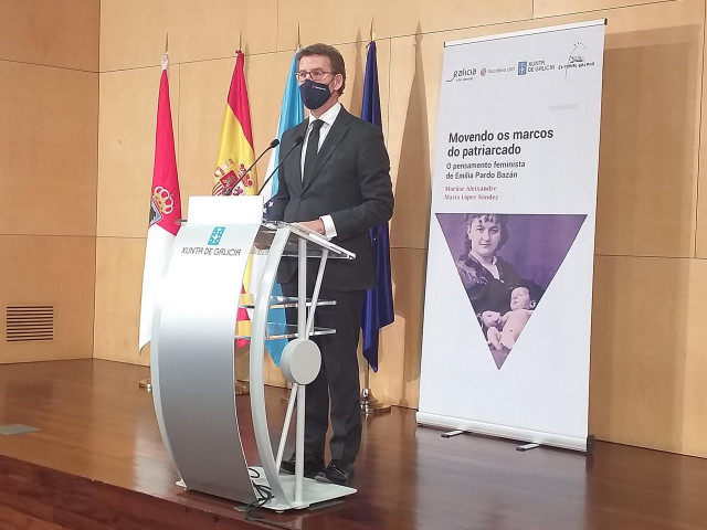 El presidente de la Xunta, Alberto Núñez Feijóo, en la presentación del libro 'Movendo os marcos do patriarcado. O pensamento feminista de Emilia Pardo Bazán' (Ed. Galaxia), de Marilar Aleixandre y María López Sández.