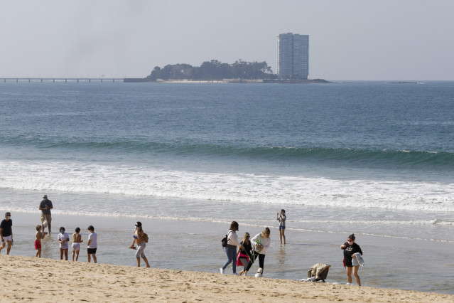 Varias personas en la playa de Samil, en Vigo, Galicia (España), a 28 de febrero de 2021