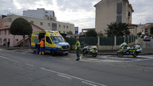 Lugar donde la Guardia Civil auxilió a una persona de avanzada edad que se había caído tras tropezar con un adoquín en Mera, Oleiros (A Coruña).