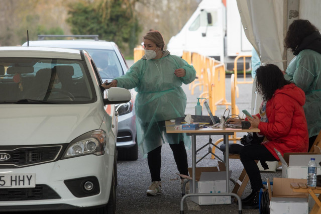 Una trabajadora sanitaria atiende a una persona que ha acudido a realizarse un test de antígenos de Covid-19 en un dispositivo organizado en una carpa en Monforte de Lemos, Lugo.