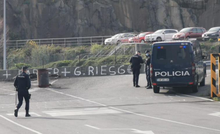 (VÍDEO) Gran despliegue de la Policía Nacional para registrar las plantas de Alu Ibérica en A Coruña y Avilés
