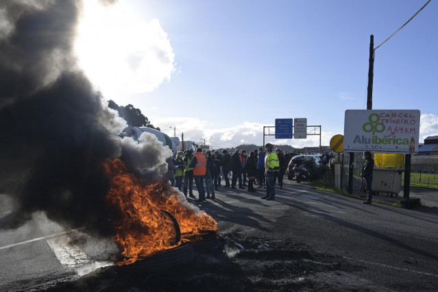 Protesta protagonizada por trabajadores de Alu Ibérica en A Coruña en el calendario de movilizaciones por la huelga convocada en la planta