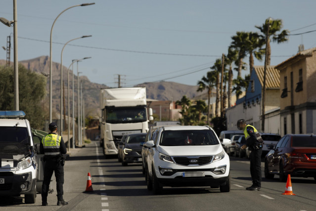 Dos policías locales en un control situado en el límite entre los municipios de Murcia y Santomera, en Murcia (España) a 13 de febrero de 2021.