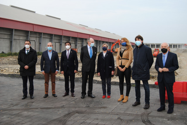 El presidente de Terminales Marítimos de Galicia, Eugenio Erhardt; la conselleira do Mar,  Rosa Quintana, y el presidente de la Autoridad Portuaria de A Coruña, Martín Fernández Prado, en el puerto exterior junto a otras autoridades